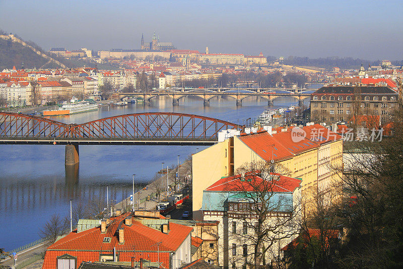 Vyšehrad -布拉格的城市全景，伏尔塔瓦河和屋顶瓦片，中世纪哥特式和巴洛克城市，捷克共和国